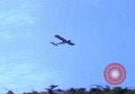 Image Largage de tracts par un avion de l'US Air Force Vietnam, 1967, de la seconde 41 séquences d'archives historiques vidéo 65675080303