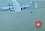 Immagine di paracadutisti della guerra del Vietnam Vietnam, 1967, secondo 5 filmato di repertorio 65675080305