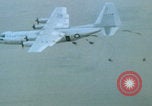 Immagine di paracadutisti della guerra del Vietnam Vietnam, 1967, secondo 7 filmato di repertorio 65675080305