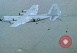 Immagine di paracadutisti della guerra del Vietnam Vietnam, 1967, secondo 8 filmato di repertorio 65675080305