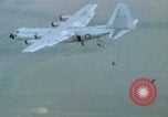 Immagine di paracadutisti della guerra del Vietnam Vietnam, 1967, secondo 9 filmato di repertorio 65675080305
