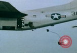 Immagine di paracadutisti della guerra del Vietnam Vietnam, 1967, secondo 15 filmato di repertorio 65675080305