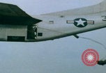 Immagine di paracadutisti della guerra del Vietnam Vietnam, 1967, secondo 16 filmato di repertorio 65675080305