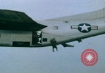 Immagine di paracadutisti della guerra del Vietnam Vietnam, 1967, secondo 17 filmato di repertorio 65675080305
