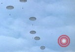 Immagine di paracadutisti della guerra del Vietnam Vietnam, 1967, secondo 21 filmato di repertorio 65675080305