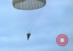 Immagine di paracadutisti della guerra del Vietnam Vietnam, 1967, secondo 25 filmato di repertorio 65675080305