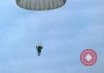 Immagine di paracadutisti della guerra del Vietnam Vietnam, 1967, secondo 27 filmato di repertorio 65675080305