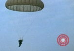 Immagine di paracadutisti della guerra del Vietnam Vietnam, 1967, secondo 30 filmato di repertorio 65675080305