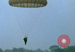 Immagine di paracadutisti della guerra del Vietnam Vietnam, 1967, secondo 31 filmato di repertorio 65675080305