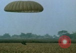 Immagine di paracadutisti della guerra del Vietnam Vietnam, 1967, secondo 32 filmato di repertorio 65675080305