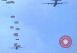 Immagine di paracadutisti della guerra del Vietnam Vietnam, 1967, secondo 57 filmato di repertorio 65675080305