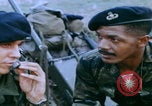 Immagine di paracadutisti della guerra del Vietnam Vietnam, 1967, secondo 62 filmato di repertorio 65675080305