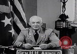Standbild General Arnold spricht United States USA, 1944, aus Sekunde 23 historischem Filmmaterial Videoclip 65675080316