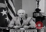 Standbild General Arnold spricht United States USA, 1944, aus Sekunde 28 historischem Filmmaterial Videoclip 65675080316