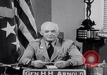 Standbild General Arnold spricht United States USA, 1944, aus Sekunde 33 historischem Filmmaterial Videoclip 65675080316