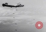 Standbild Friedhöfe der US-Armee im Pazifik im Zweiten Weltkrieg Pazifisches Theater, 1944, aus Sekunde 46 historischem Filmmaterial Videoclip 65675080317