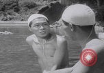 Standbild Japanische Jungen schwimmen Japan, 1937, aus Sekunde 22 historischem Filmmaterial Videoclip 65675080322