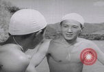 Standbild Japanische Jungen schwimmen Japan, 1937, aus Sekunde 24 historischem Filmmaterial Videoclip 65675080322