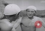 Standbild Japanische Jungen schwimmen Japan, 1937, aus Sekunde 25 historischem Filmmaterial Videoclip 65675080322