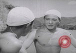 Standbild Japanische Jungen schwimmen Japan, 1937, aus Sekunde 26 historischem Filmmaterial Videoclip 65675080322