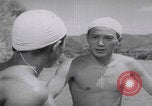Standbild Japanische Jungen schwimmen Japan, 1937, aus Sekunde 33 historischem Filmmaterial Videoclip 65675080322
