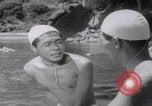 Standbild Japanische Jungen schwimmen Japan, 1937, aus Sekunde 60 historischem Filmmaterial Videoclip 65675080322