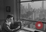 Image Une femme de New York avec une radio New York City USA, 1938, de la seconde 1 séquences d'archives historiques vidéo 65675080328