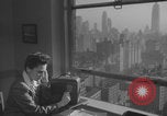 Image Une femme de New York avec une radio New York City USA, 1938, de la seconde 19 séquences d'archives historiques vidéo 65675080328