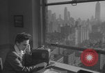 Image Une femme de New York avec une radio New York City USA, 1938, de la seconde 23 séquences d'archives historiques vidéo 65675080328