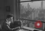 Image Une femme de New York avec une radio New York City USA, 1938, de la seconde 24 séquences d'archives historiques vidéo 65675080328