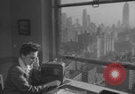 Image Une femme de New York avec une radio New York City USA, 1938, de la seconde 26 séquences d'archives historiques vidéo 65675080328