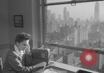 Image Une femme de New York avec une radio New York City USA, 1938, de la seconde 27 séquences d'archives historiques vidéo 65675080328