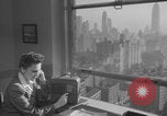 Image Une femme de New York avec une radio New York City USA, 1938, de la seconde 28 séquences d'archives historiques vidéo 65675080328