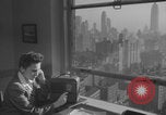 Image Une femme de New York avec une radio New York City USA, 1938, de la seconde 29 séquences d'archives historiques vidéo 65675080328
