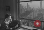 Image Une femme de New York avec une radio New York City USA, 1938, de la seconde 37 séquences d'archives historiques vidéo 65675080328