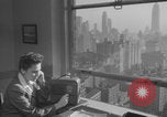 Image Une femme de New York avec une radio New York City USA, 1938, de la seconde 39 séquences d'archives historiques vidéo 65675080328