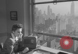 Image Une femme de New York avec une radio New York City USA, 1938, de la seconde 40 séquences d'archives historiques vidéo 65675080328