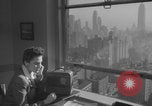 Image Une femme de New York avec une radio New York City USA, 1938, de la seconde 41 séquences d'archives historiques vidéo 65675080328