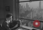 Image Une femme de New York avec une radio New York City USA, 1938, de la seconde 42 séquences d'archives historiques vidéo 65675080328