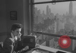 Image Une femme de New York avec une radio New York City USA, 1938, de la seconde 49 séquences d'archives historiques vidéo 65675080328