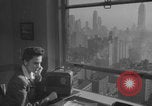 Image Une femme de New York avec une radio New York City USA, 1938, de la seconde 60 séquences d'archives historiques vidéo 65675080328