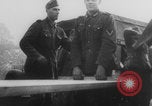 Standbild Bau einer Pontonbrücke der Bundeswehr Limburg Niederlande, 1940, aus Sekunde 10 historischem Filmmaterial Videoclip 65675080333