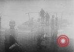 Standbild Bau einer Pontonbrücke der Bundeswehr Limburg Niederlande, 1940, aus Sekunde 13 historischem Filmmaterial Videoclip 65675080333