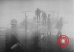 Standbild Bau einer Pontonbrücke der Bundeswehr Limburg Niederlande, 1940, aus Sekunde 14 historischem Filmmaterial Videoclip 65675080333