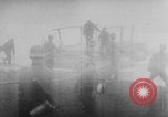 Standbild Bau einer Pontonbrücke der Bundeswehr Limburg Niederlande, 1940, aus Sekunde 15 historischem Filmmaterial Videoclip 65675080333