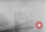 Standbild Bau einer Pontonbrücke der Bundeswehr Limburg Niederlande, 1940, aus Sekunde 19 historischem Filmmaterial Videoclip 65675080333