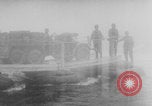 Standbild Bau einer Pontonbrücke der Bundeswehr Limburg Niederlande, 1940, aus Sekunde 22 historischem Filmmaterial Videoclip 65675080333