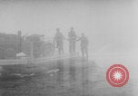 Standbild Bau einer Pontonbrücke der Bundeswehr Limburg Niederlande, 1940, aus Sekunde 25 historischem Filmmaterial Videoclip 65675080333