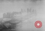 Standbild Bau einer Pontonbrücke der Bundeswehr Limburg Niederlande, 1940, aus Sekunde 28 historischem Filmmaterial Videoclip 65675080333