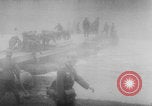 Standbild Bau einer Pontonbrücke der Bundeswehr Limburg Niederlande, 1940, aus Sekunde 29 historischem Filmmaterial Videoclip 65675080333